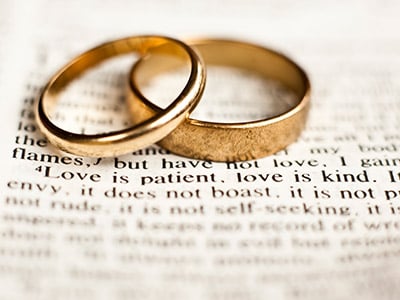 Dos anillos de boda en una Biblia.