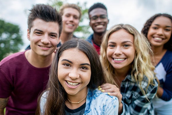 Un grupo feliz de adolescentes.